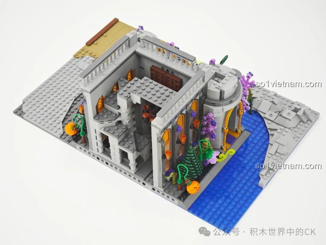 Lắp ráp các bức tường và cấu trúc tầng dưới của Lâu đài Ma thuật BAKA 33210, với các chi tiết trang trí tinh xảo.