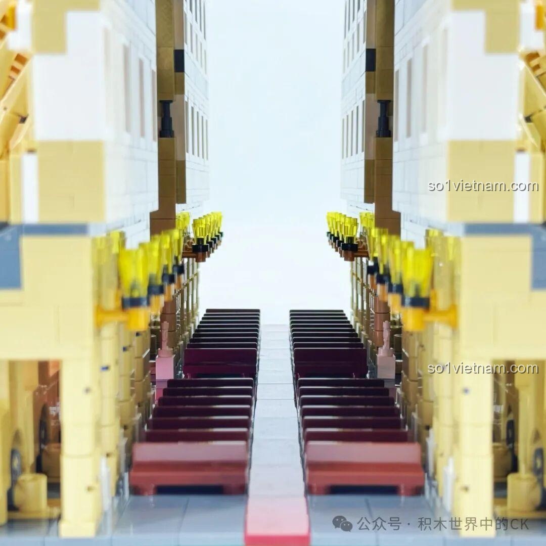 Mô hình BAKA 33213 Nhà thờ Đức Bà Paris được trưng bày với các minifigure, tạo cảnh sống động.