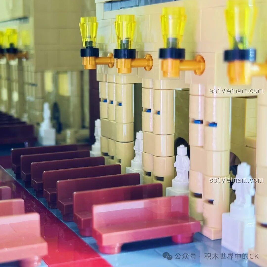 Các minifigure bên trong mô hình BAKA 33213 Nhà thờ Đức Bà Paris, tạo cảm giác có người tham quan.