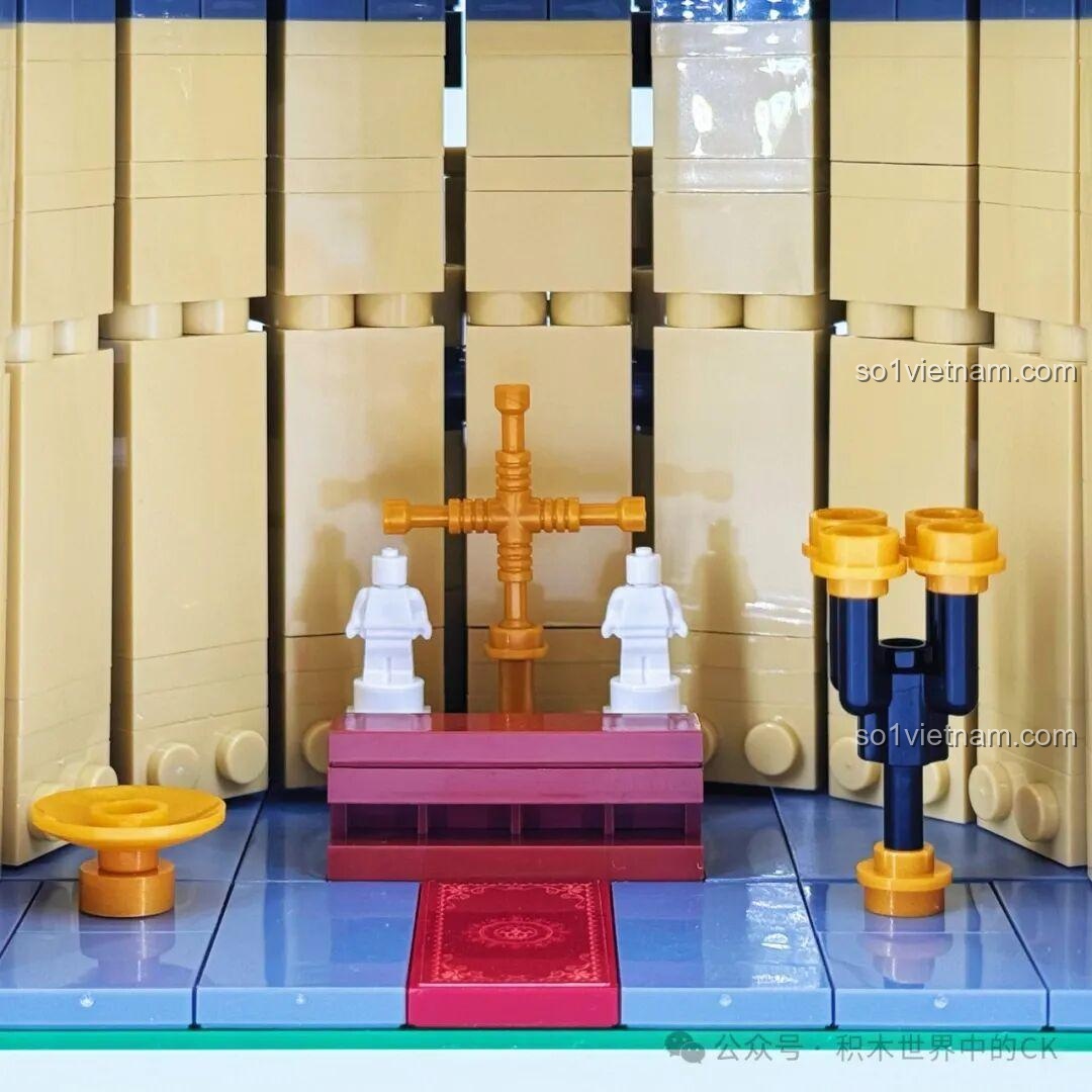 Minifigure Batman trên nóc mô hình BAKA 33213 Nhà thờ Đức Bà Paris, tạo cảnh vui nhộn.