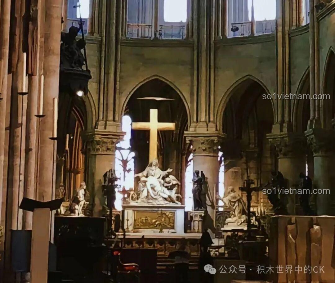 Chi tiết tinh xảo của bộ lắp ghép Nhà thờ Đức Bà Paris BAKA 33213, thể hiện kiến trúc Gothic cổ điển, chất lượng cao