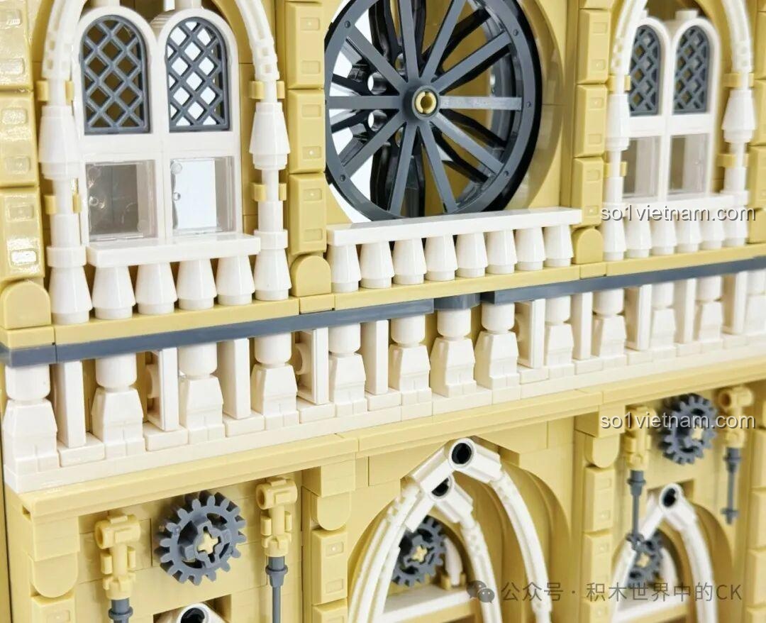 Chi tiết tinh xảo của bộ lắp ghép Nhà thờ Đức Bà Paris BAKA 33213, thể hiện kiến trúc Gothic cổ điển, chất lượng cao