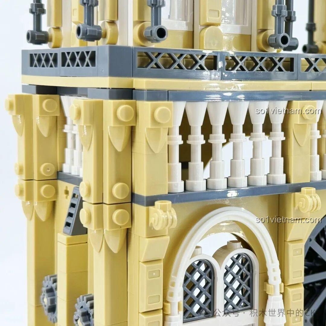 Chi tiết tinh xảo của bộ lắp ghép Nhà thờ Đức Bà Paris BAKA 33213, thể hiện kiến trúc Gothic cổ điển, chất lượng cao