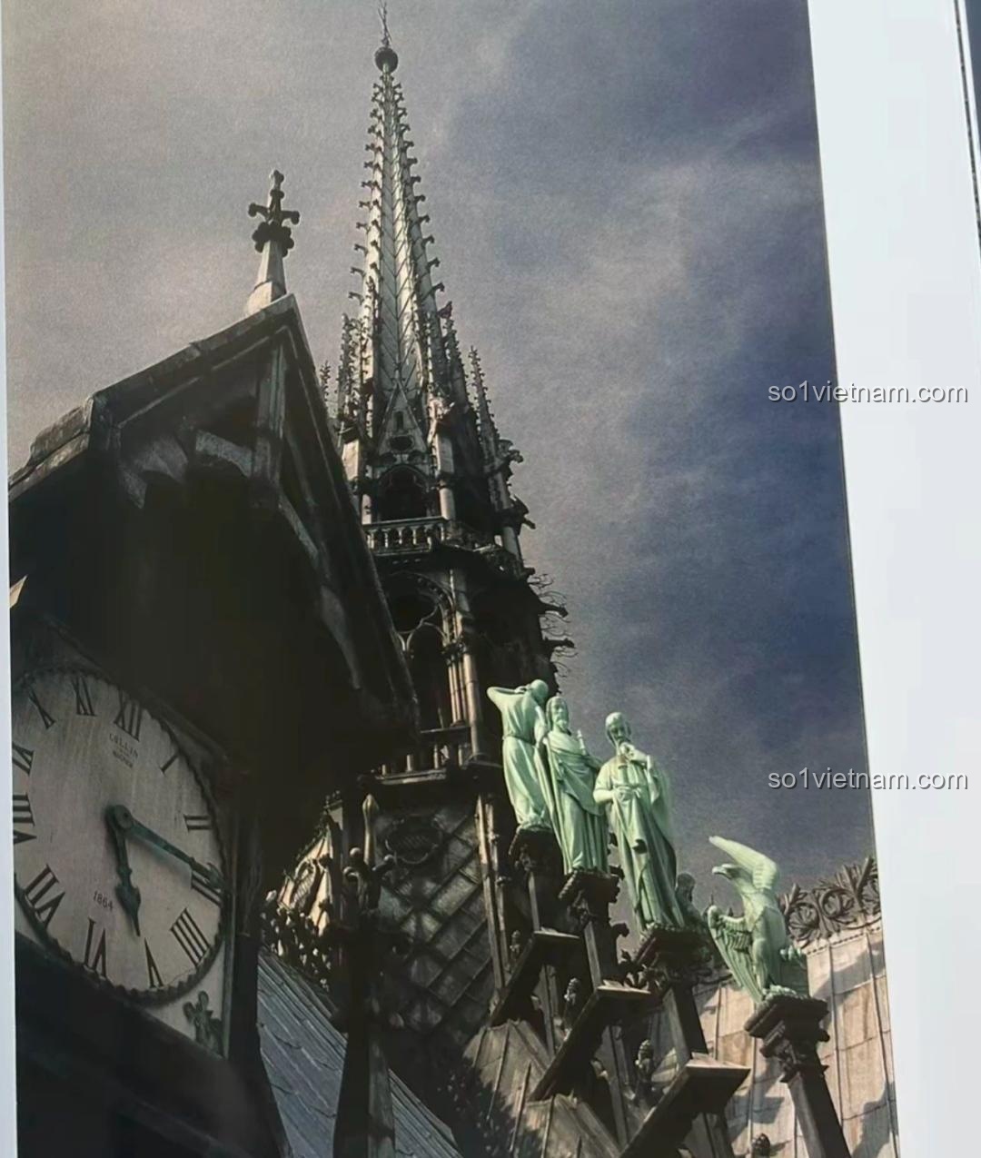 Chi tiết tinh xảo của bộ lắp ghép Nhà thờ Đức Bà Paris BAKA 33213, thể hiện kiến trúc Gothic cổ điển, chất lượng cao