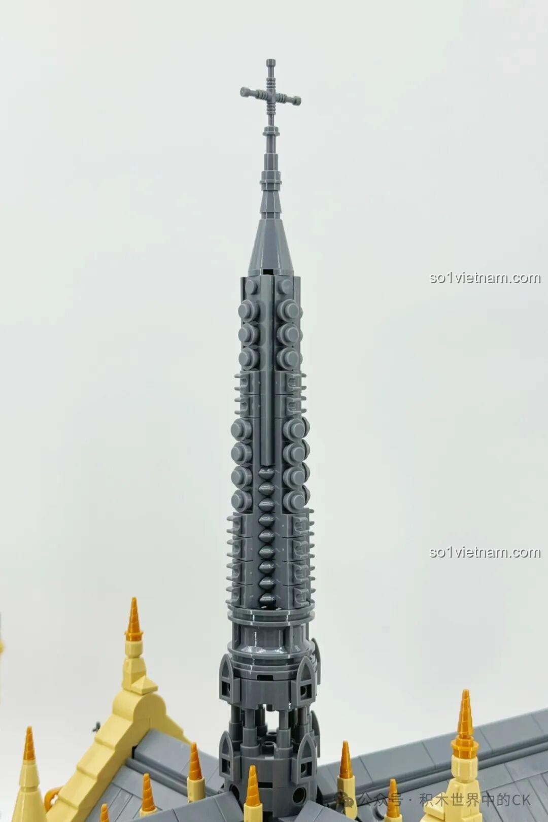 Một góc khác của ban công và cửa sổ trên mô hình BAKA 33213 Nhà thờ Đức Bà Paris.