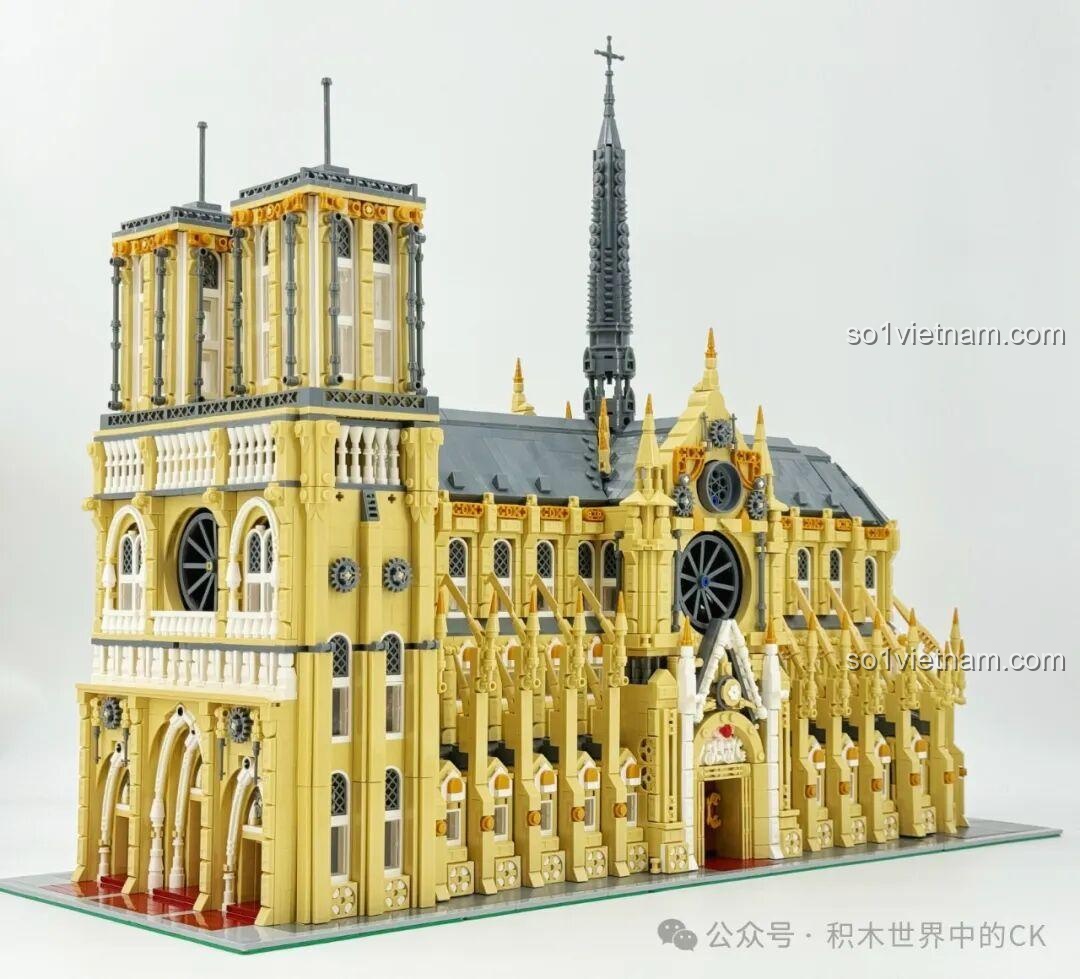 Cận cảnh cửa sổ hoa hồng lớn ở mặt tiền của mô hình BAKA 33213 Nhà thờ Đức Bà Paris.