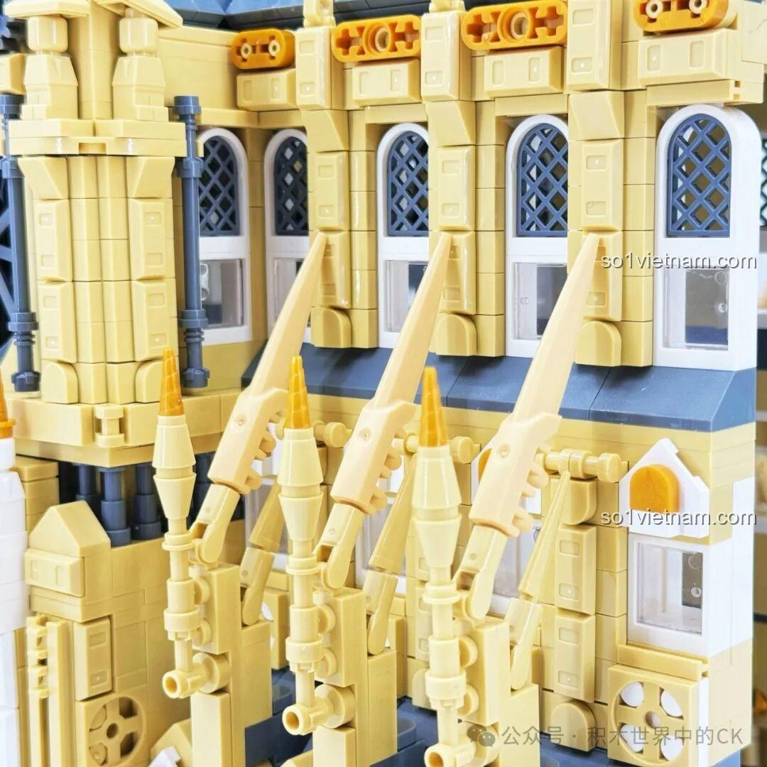 Cận cảnh phần mái và chân tháp chuông của mô hình BAKA 33213 Nhà thờ Đức Bà Paris.