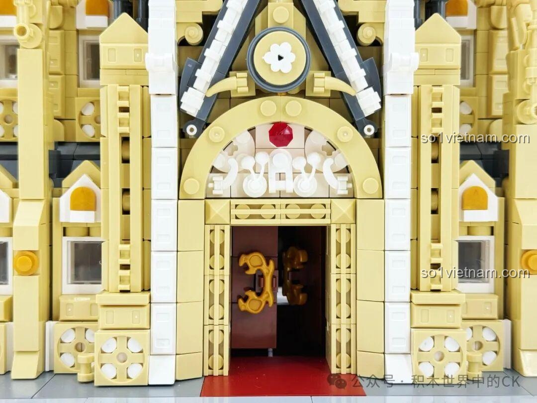 Cận cảnh các chi tiết trang trí và bánh răng trên mái của mô hình BAKA 33213 Nhà thờ Đức Bà Paris.