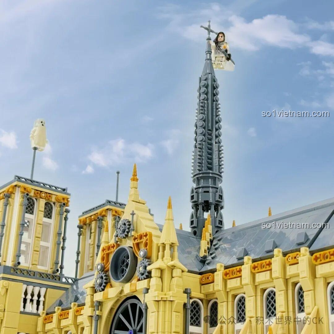 Một góc khác của tường bên mô hình BAKA 33213 Nhà thờ Đức Bà Paris, với các chi tiết trang trí.