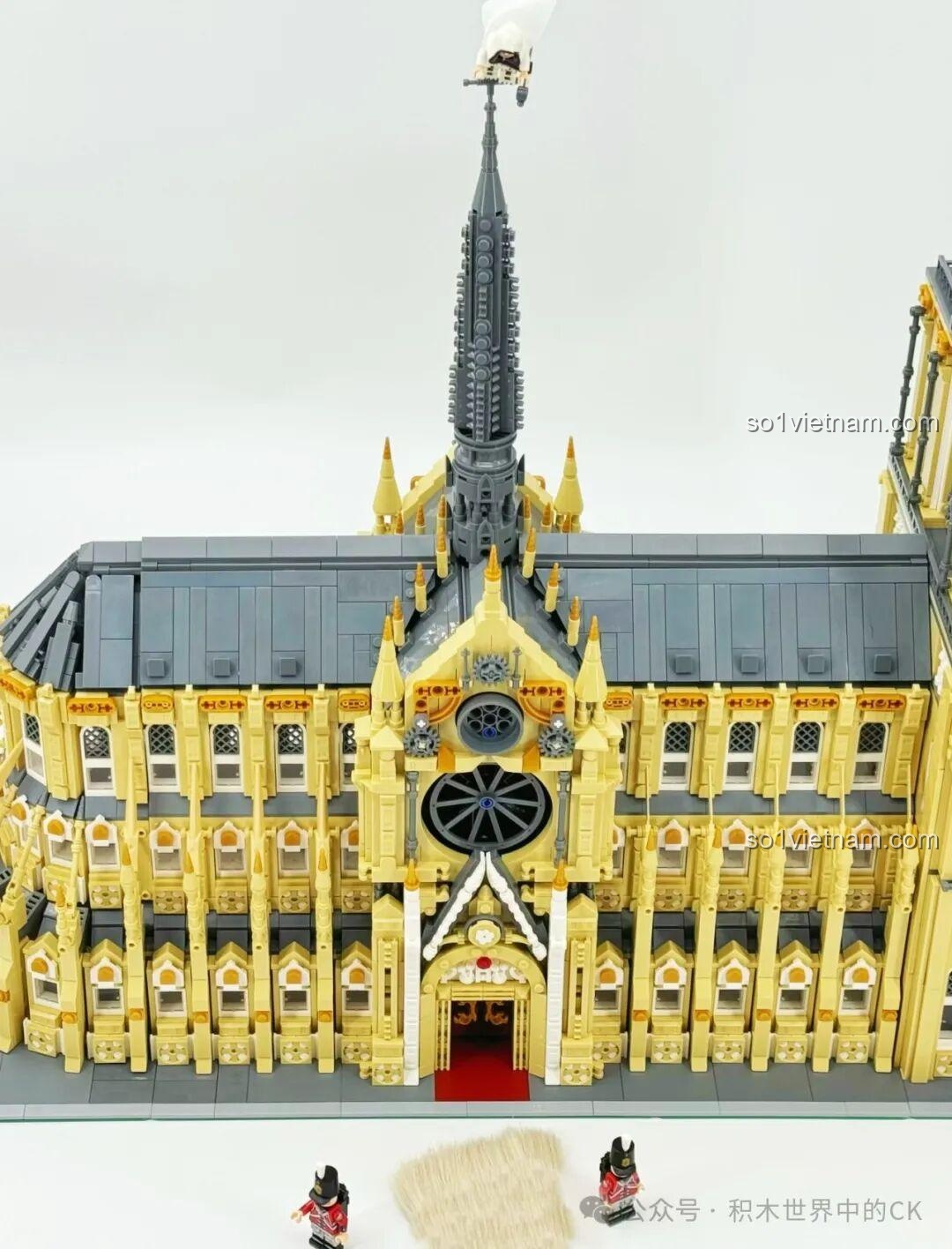 Cận cảnh chi tiết tường bên của mô hình BAKA 33213 Nhà thờ Đức Bà Paris, với các cửa sổ và trụ.