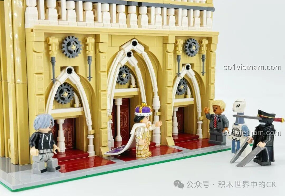 Một góc khác của tường bên mô hình BAKA 33213 Nhà thờ Đức Bà Paris, với các chi tiết kiến trúc.