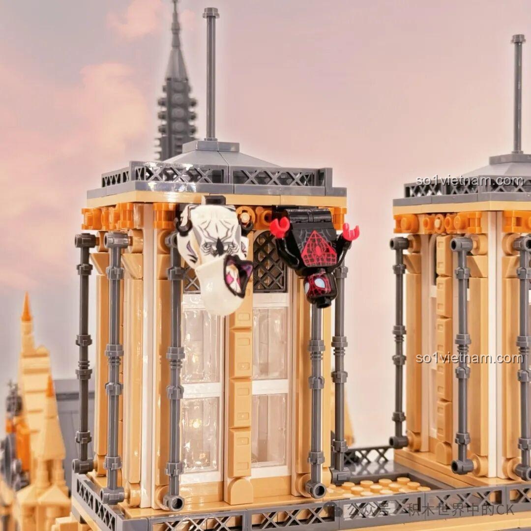 Cận cảnh chi tiết tường bên của mô hình BAKA 33213 Nhà thờ Đức Bà Paris, với các đường nét tinh xảo.