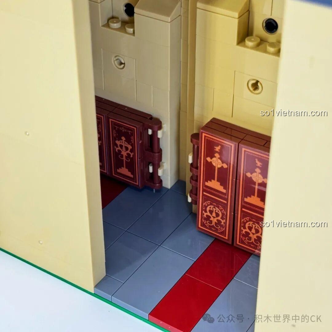 Một góc khác của tường bên mô hình BAKA 33213 Nhà thờ Đức Bà Paris, nhấn mạnh cấu trúc.