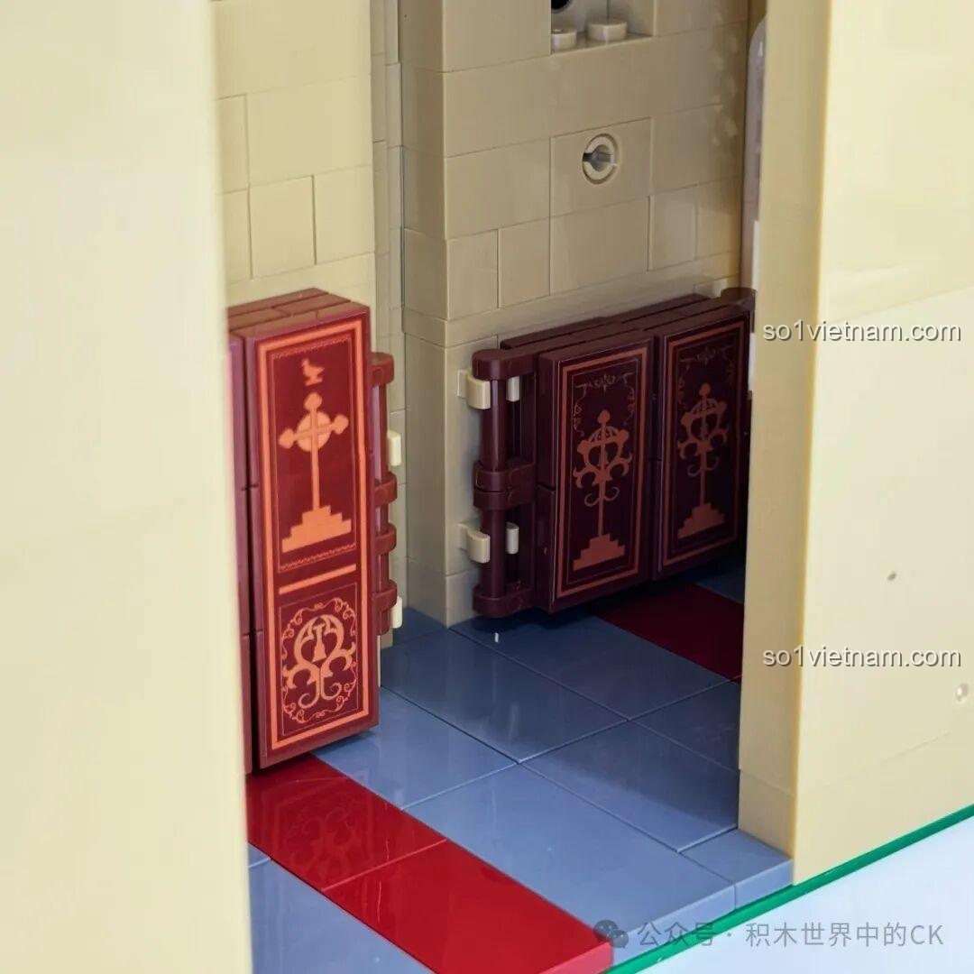 Cận cảnh chi tiết tường bên của mô hình BAKA 33213 Nhà thờ Đức Bà Paris, với các chi tiết nhỏ.