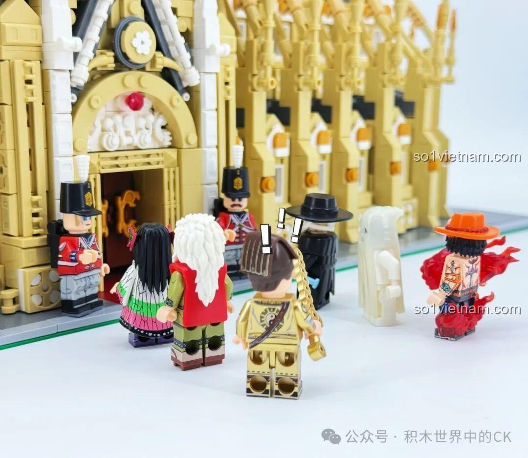 Một góc khác của tường bên mô hình BAKA 33213 Nhà thờ Đức Bà Paris, với các cửa sổ và trụ.