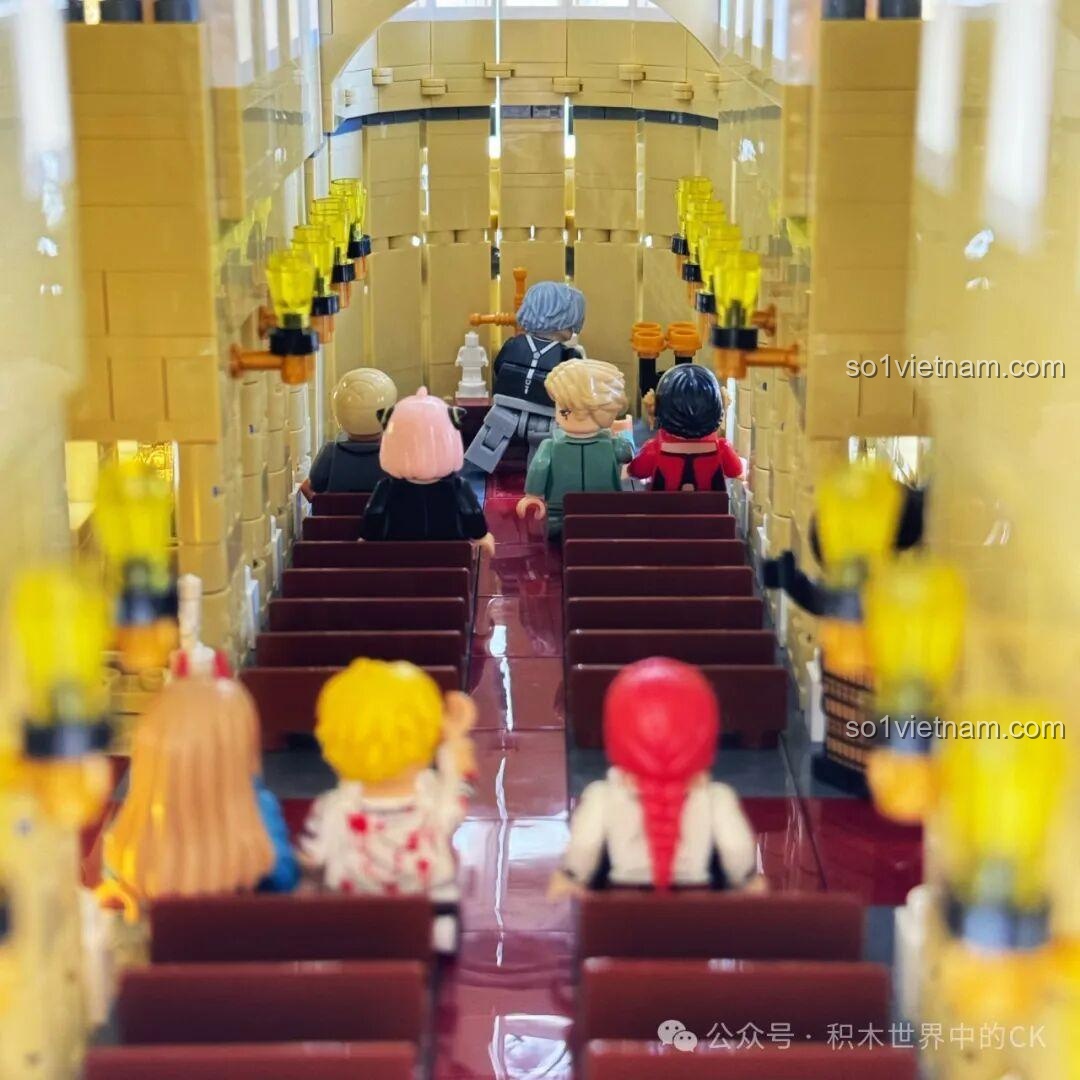 Cận cảnh chi tiết tường bên của mô hình BAKA 33213 Nhà thờ Đức Bà Paris, với các đường nét.