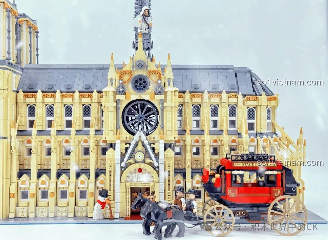 Cận cảnh chi tiết tường bên của mô hình BAKA 33213 Nhà thờ Đức Bà Paris, với các cửa sổ và trụ.