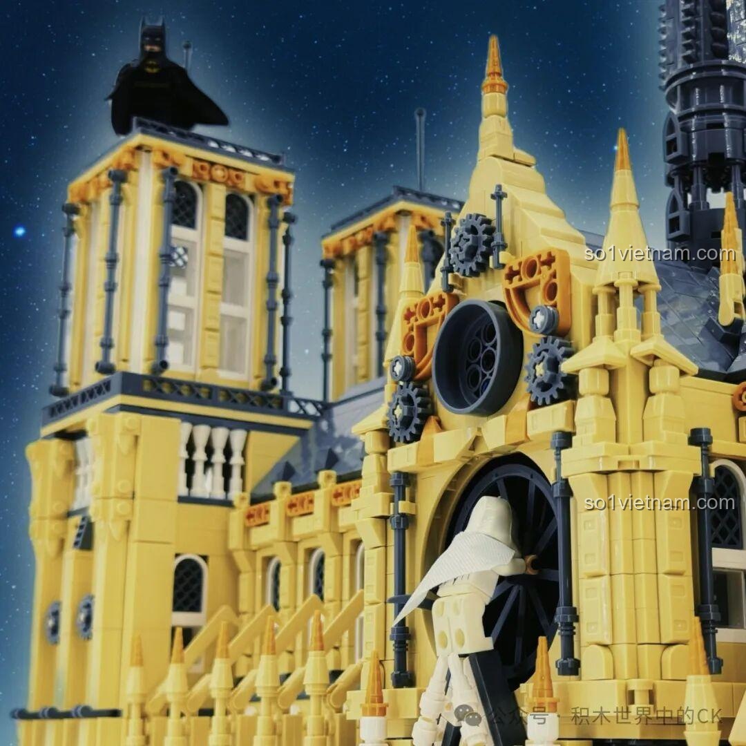 Cận cảnh chi tiết tường bên của mô hình BAKA 33213 Nhà thờ Đức Bà Paris, với các đường nét tinh xảo.