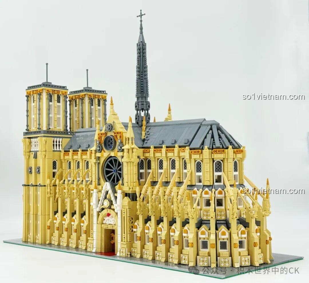 Kích thước mô hình Nhà thờ Đức Bà Paris BAKA 33213 so với lon nước ngọt, đồ chơi mô hình kiến trúc ấn tượng