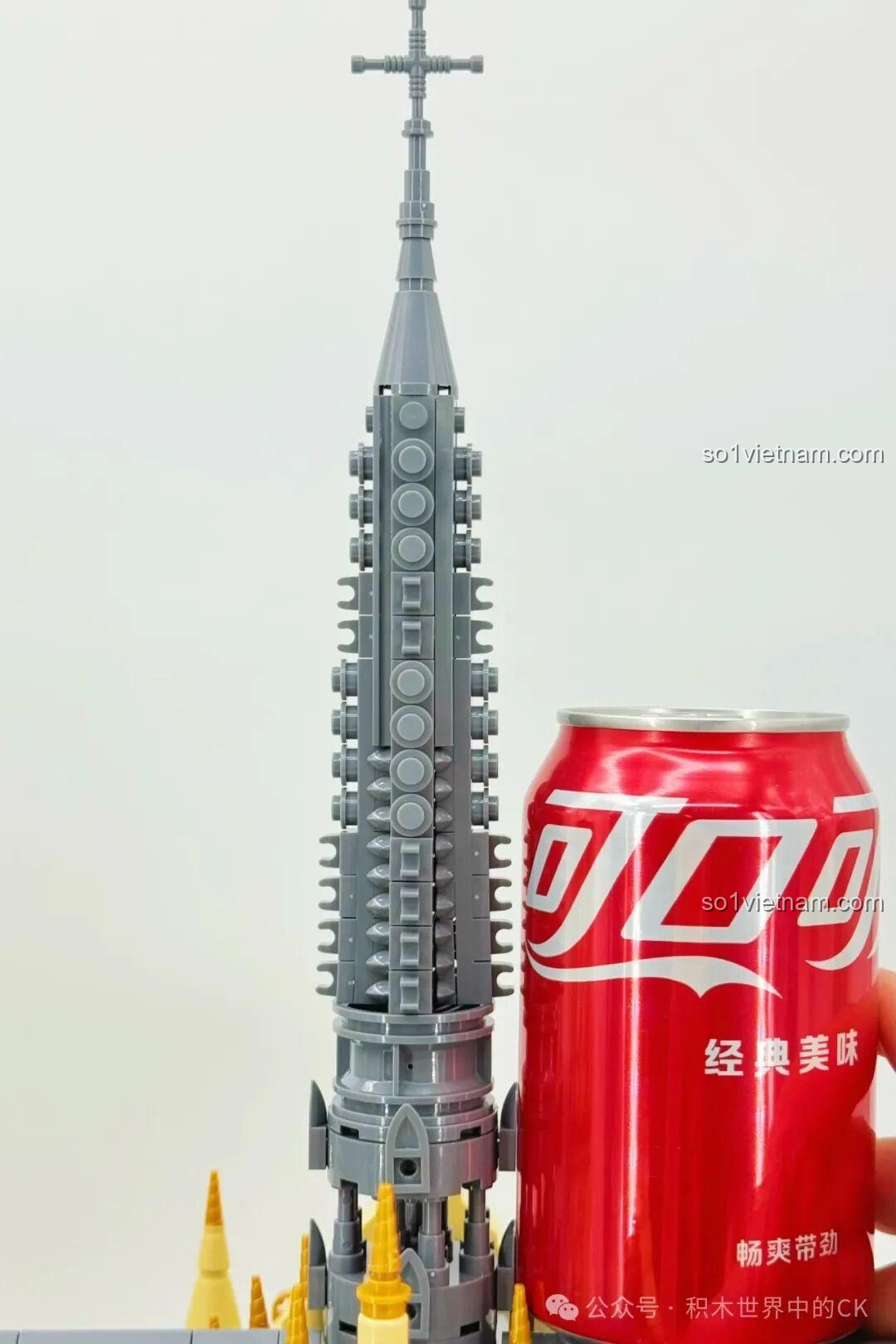 Quá trình lắp ráp mô hình Nhà thờ Đức Bà Paris BAKA 33213, thể hiện các giai đoạn xây dựng chi tiết của công trình kiến trúc