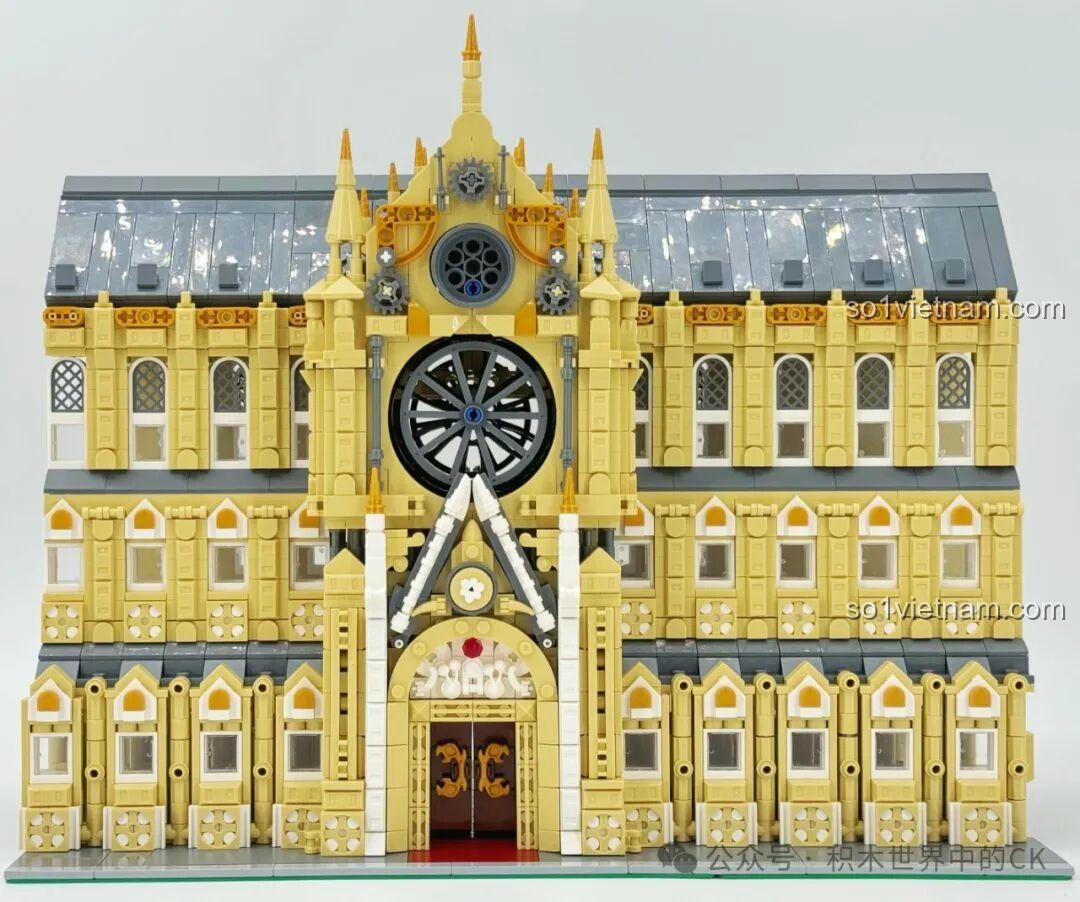 Quá trình lắp ráp mô hình Nhà thờ Đức Bà Paris BAKA 33213, thể hiện các giai đoạn xây dựng chi tiết của công trình kiến trúc