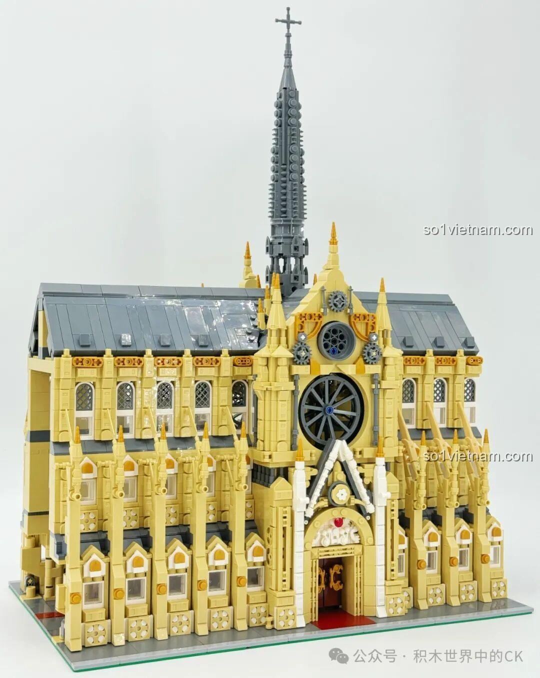 Quá trình lắp ráp mô hình Nhà thờ Đức Bà Paris BAKA 33213, thể hiện các giai đoạn xây dựng chi tiết của công trình kiến trúc