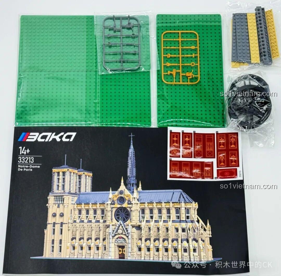Toàn bộ nội dung bên trong hộp BAKA 33213 Nhà thờ Đức Bà Paris: sách hướng dẫn, baseplate và mảnh ghép.