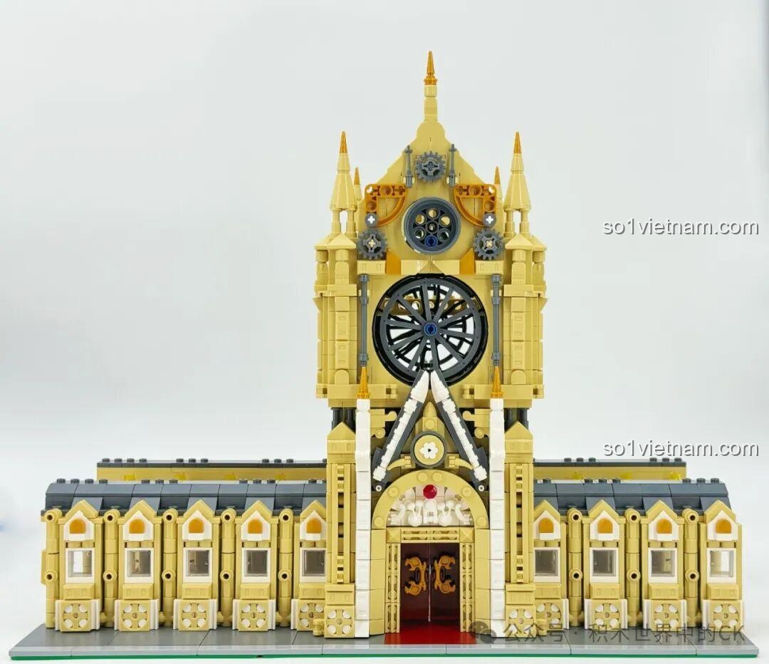 Phần mái nhà và các chi tiết trang trí trên mái của mô hình BAKA 33213 Nhà thờ Đức Bà Paris.