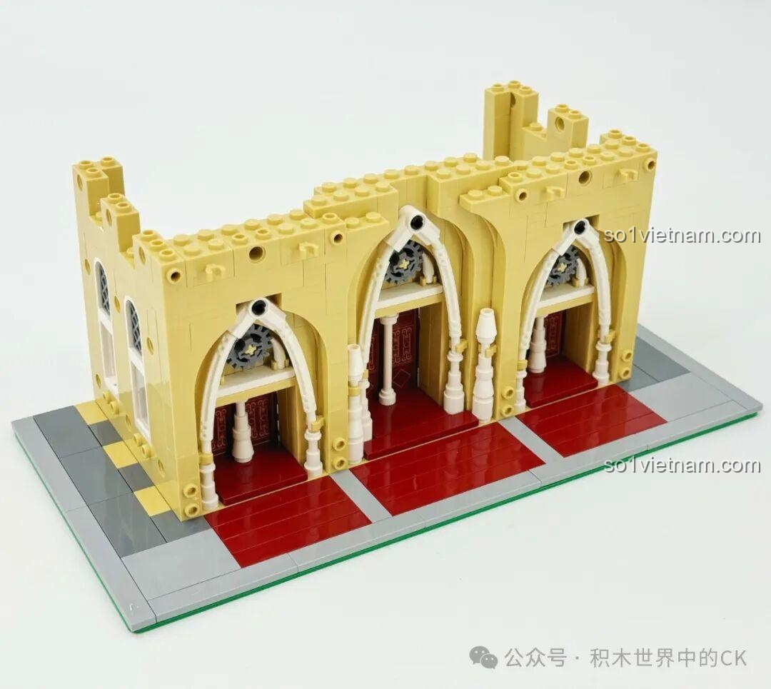 Tháp bên của mô hình BAKA 33213 Nhà thờ Đức Bà Paris đã hoàn thiện, với các chi tiết cửa sổ.