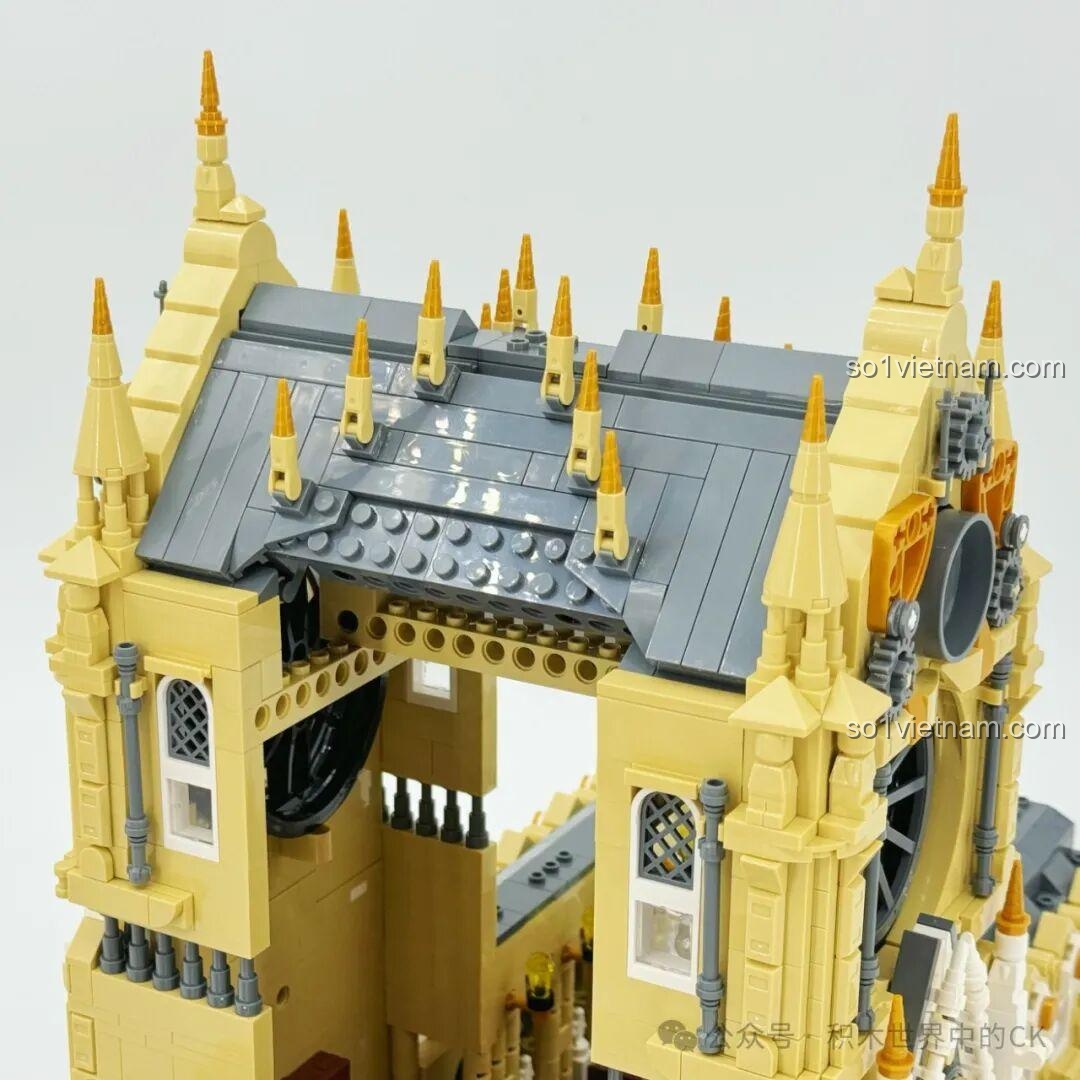 Một phần tường bên của Nhà thờ Đức Bà Paris BAKA 33213 đã hoàn thiện, cho thấy cấu trúc chi tiết.