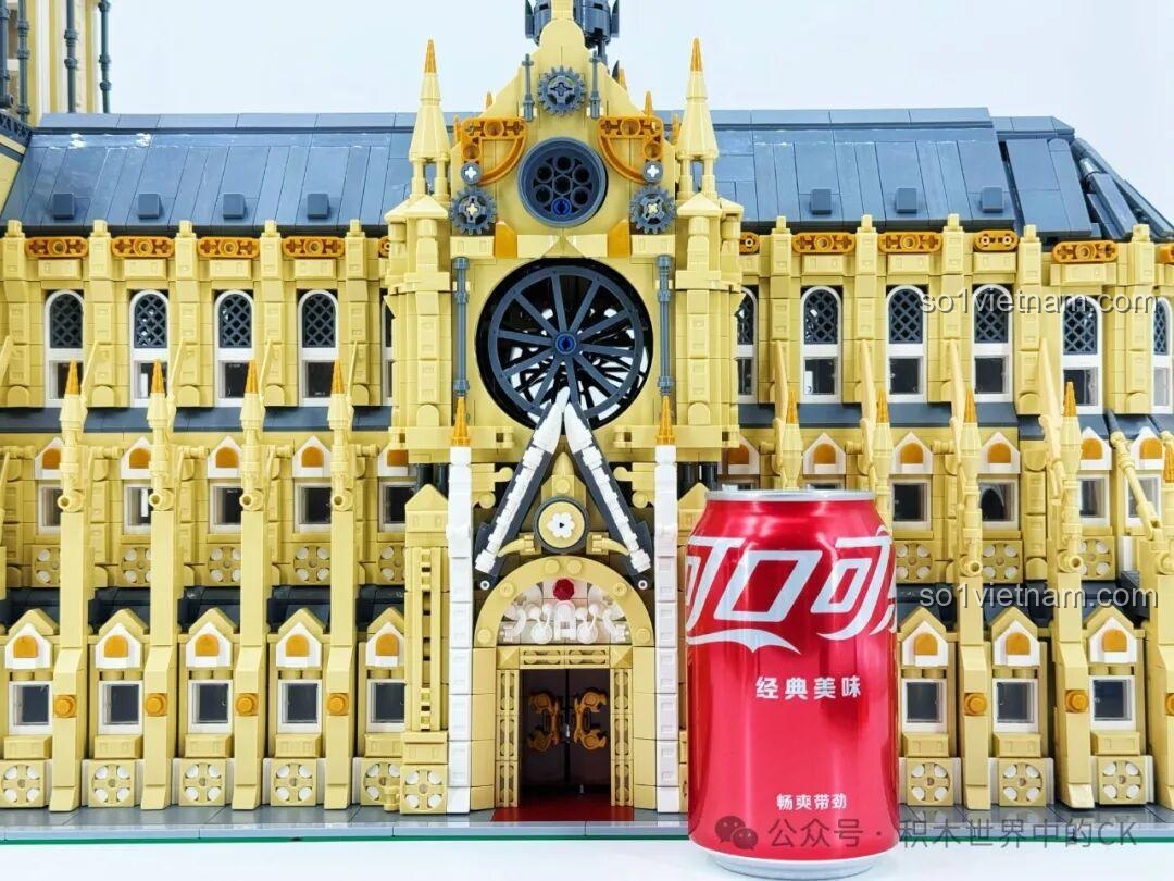 Tháp chuông của mô hình BAKA 33213 Nhà thờ Đức Bà Paris đặt cạnh lon Coca-Cola, nhấn mạnh chiều cao.