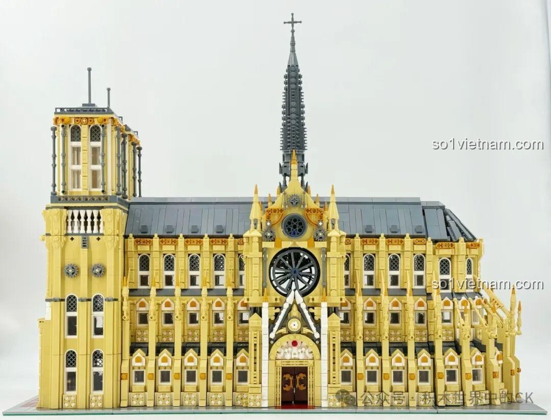 Mô hình hoàn chỉnh BAKA 33213 Nhà thờ Đức Bà Paris nhìn từ góc nghiêng phía sau, chi tiết mái và tháp.