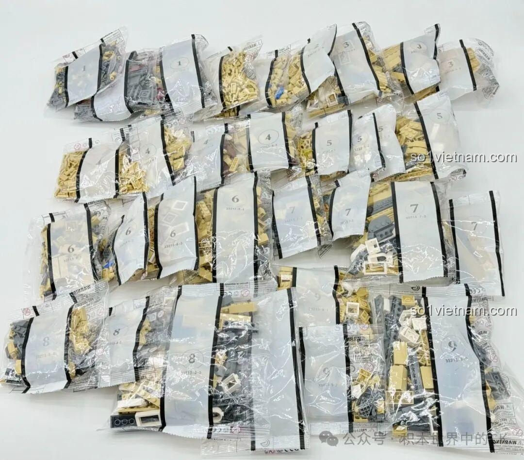 Hộp bên trong của bộ lắp ghép BAKA 33213 Nhà thờ Đức Bà Paris, phân loại thành hộp A và B để dễ lắp ráp