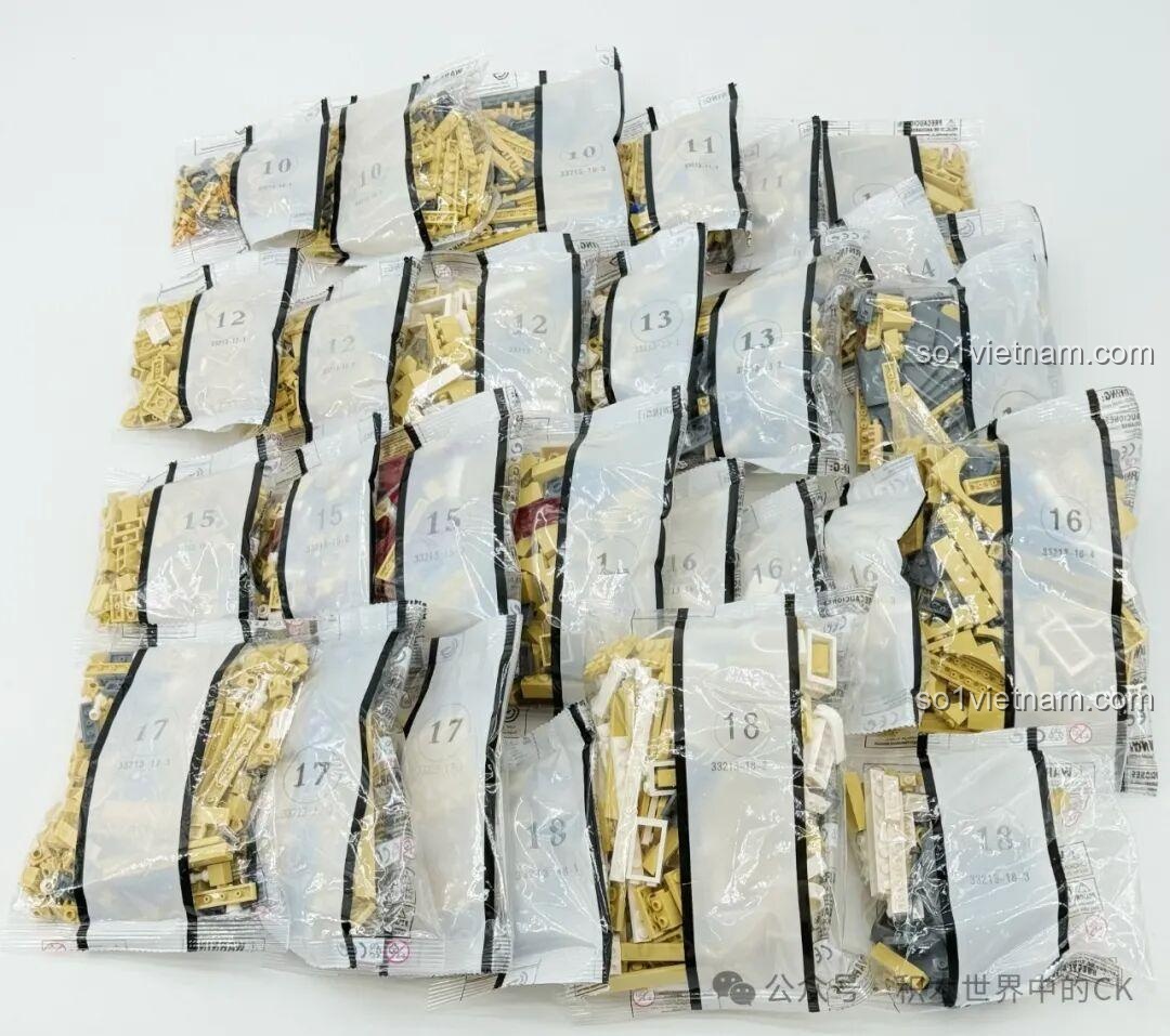 Thêm các túi mảnh ghép của bộ lắp ghép BAKA 33213 Nhà thờ Đức Bà Paris, cho thấy số lượng lớn chi tiết.