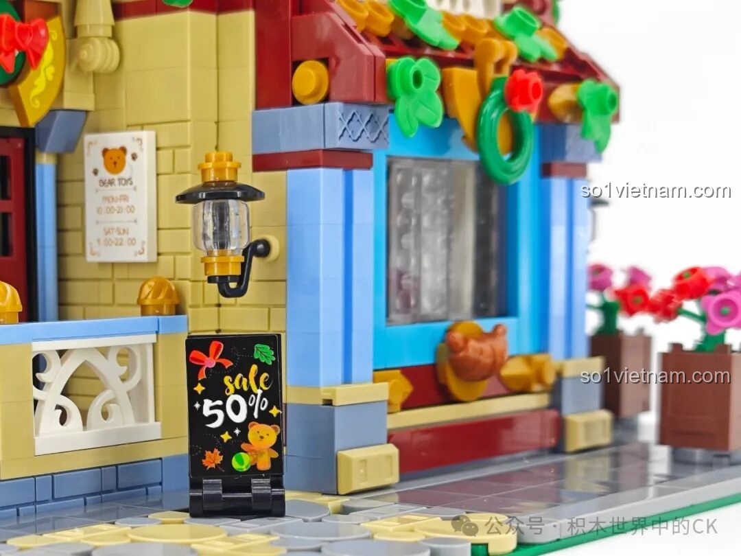 Biển hiệu hình chú gấu đặc trưng của cửa hàng đồ chơi trên bộ BAKA 33230.