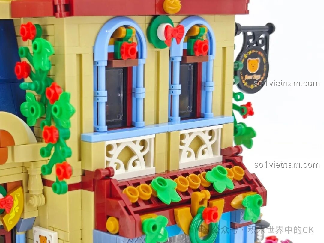 Cửa sổ tầng trên với thiết kế vòm cong trên bộ BAKA 33230.