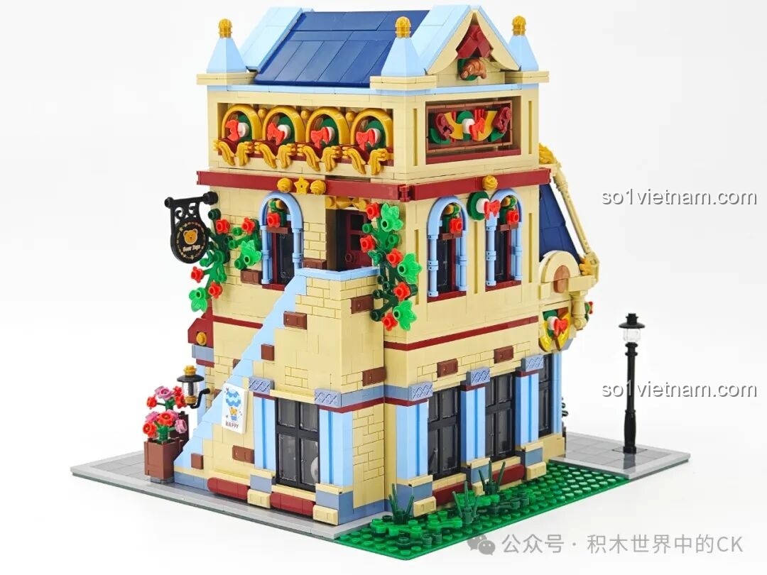 Chi tiết trang trí mặt tiền của bộ BAKA 33230 Ngôi Nhà Đồ Chơi Gấu.