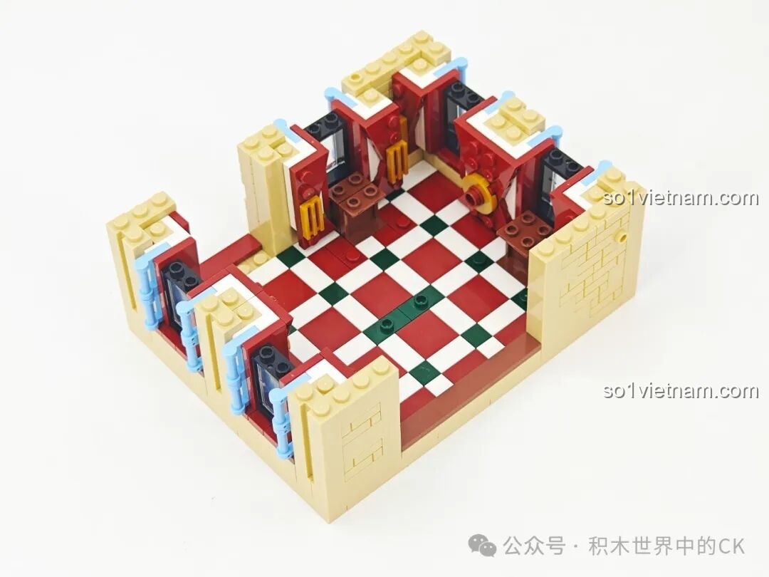 Quá trình lắp ráp mái nhà của bộ BAKA 33230 Ngôi Nhà Đồ Chơi Gấu.