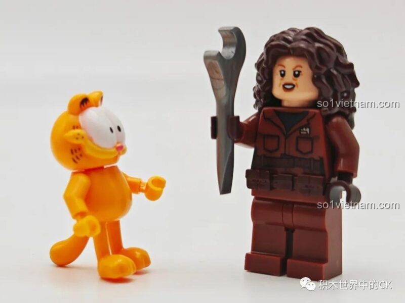 Cận cảnh minifigure mèo Garfield đi kèm trong bộ lắp ghép Balody 20141.