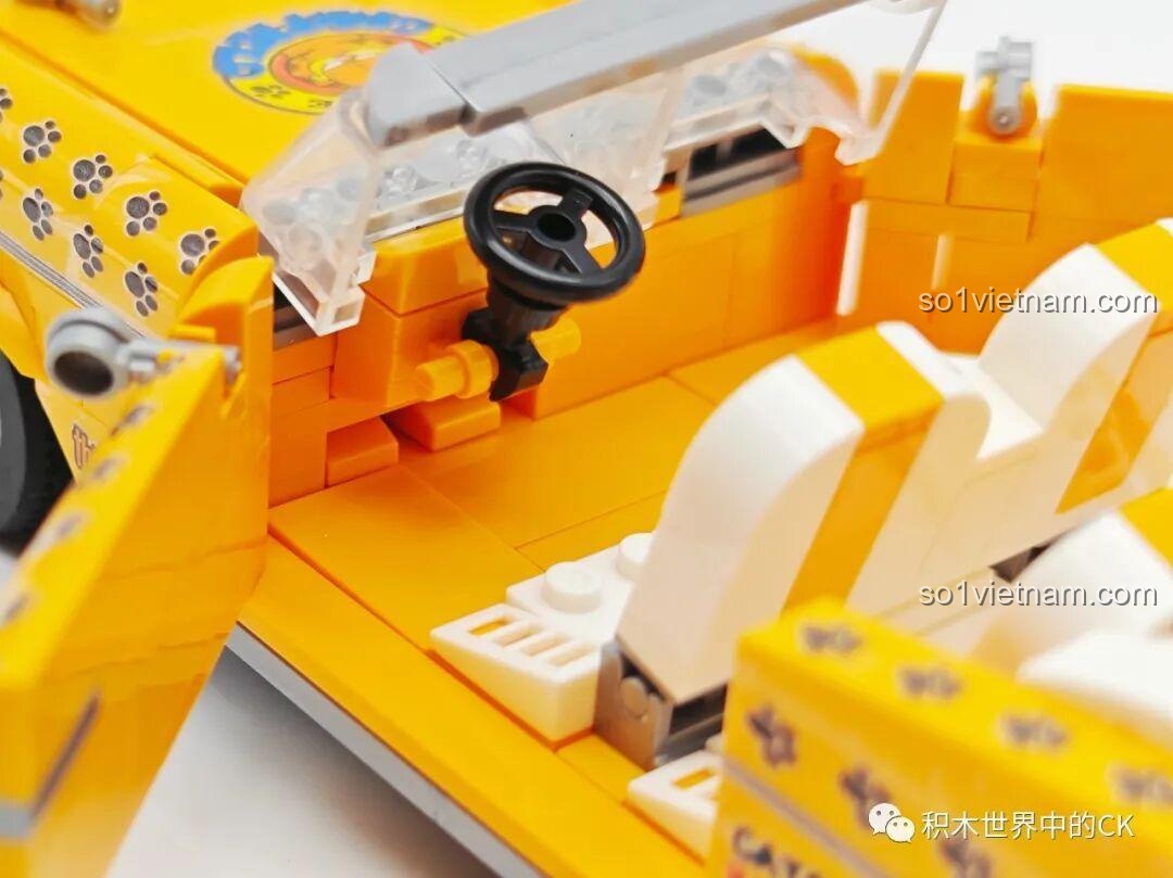 Nội thất bên trong của xe Garfield với ghế ngồi và vô lăng chi tiết.