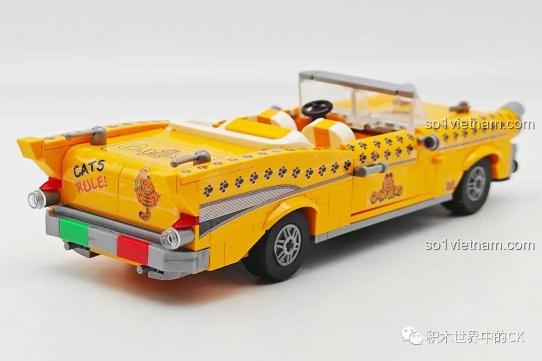 Mặt sau của xe Garfield, với các sticker và đèn hậu chi tiết.