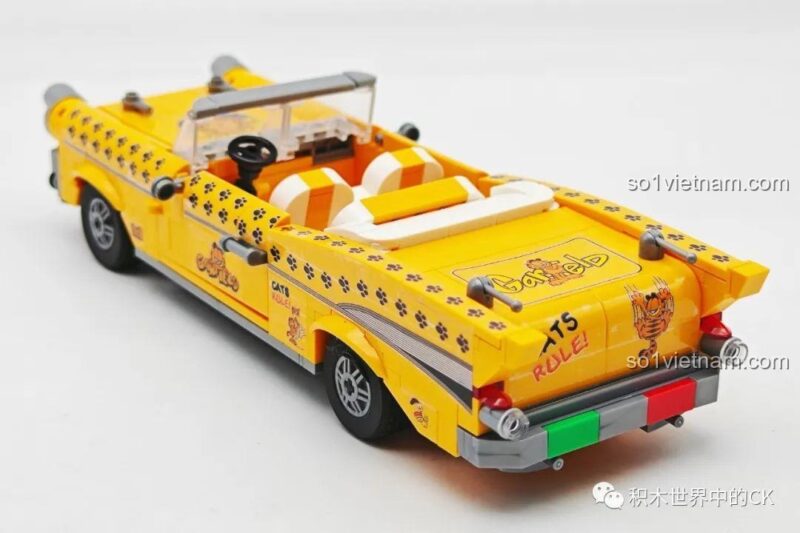Nhìn từ cạnh bên của bộ lắp ghép Balody 20141, thể hiện chiều dài và các chi tiết thân xe.