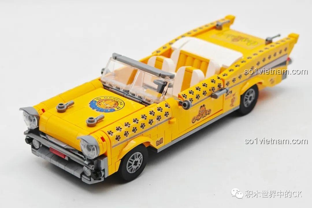 So sánh kích thước minifigure mèo Garfield với một minifigure tiêu chuẩn.