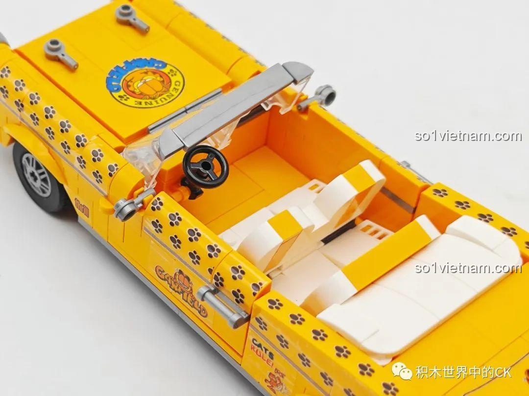 Tính năng mở nắp capo của đồ chơi mô hình Balody, để lộ khối động cơ bên trong.