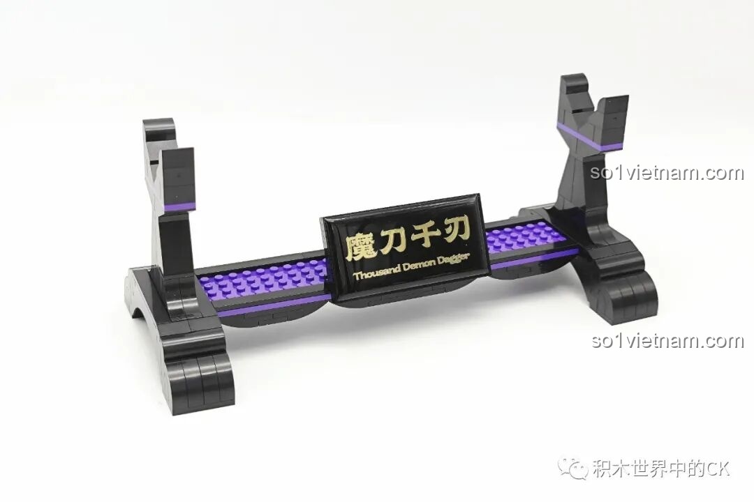 Giá đỡ trưng bày của Balody 21108 Ma Đao Thiên Nhận với tên kiếm được khắc nổi bật.