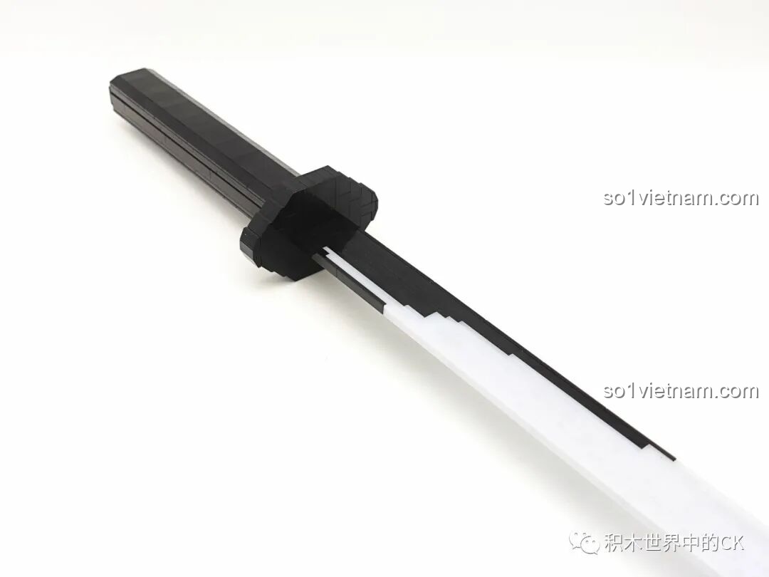 Phần lưỡi kiếm và chuôi kiếm của Balody 21108 Ma Đao Thiên Nhận gần hoàn chỉnh, sẵn sàng cho các chi tiết cuối.