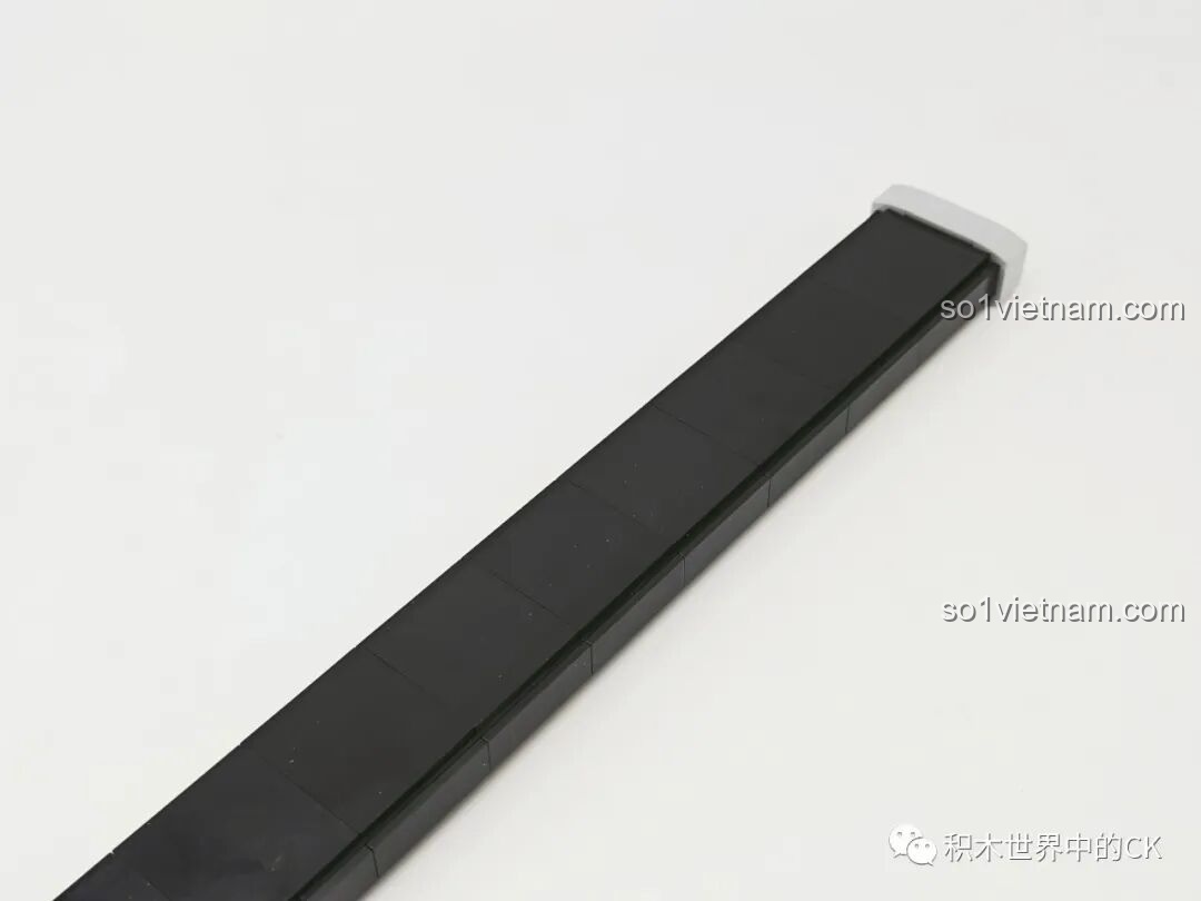 Phần vỏ kiếm của Balody 21108 Ma Đao Thiên Nhận đang được lắp ráp, đảm bảo độ khớp với lưỡi kiếm.