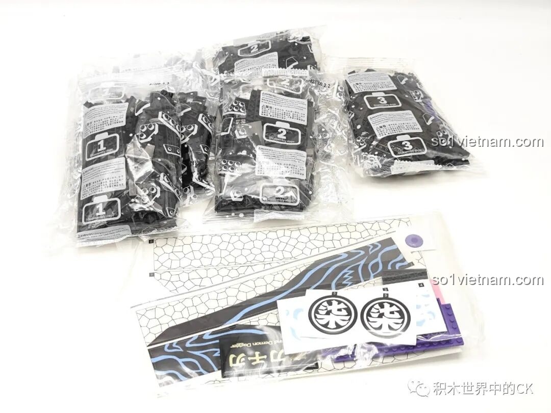 Toàn bộ mảnh ghép mini block và sticker của bộ Balody 21108 Ma Đao Thiên Nhận sau khi mở hộp.