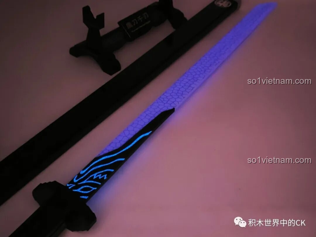 Thanh kiếm Ma Đao Thiên Nhận Balody 21108 phát sáng trong bóng tối, lưỡi kiếm màu xanh huyền ảo.