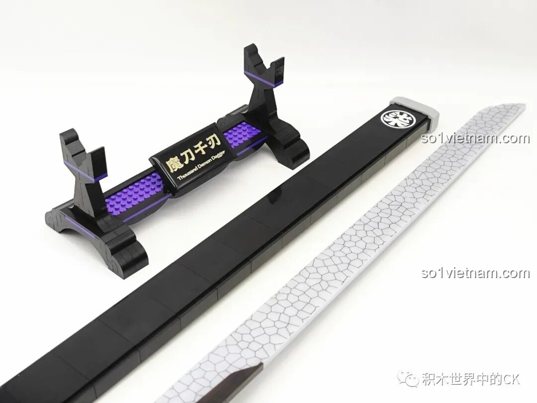 Thanh kiếm Ma Đao Thiên Nhận Balody 21108 đã hoàn thành, đặt cạnh vỏ kiếm và giá đỡ.
